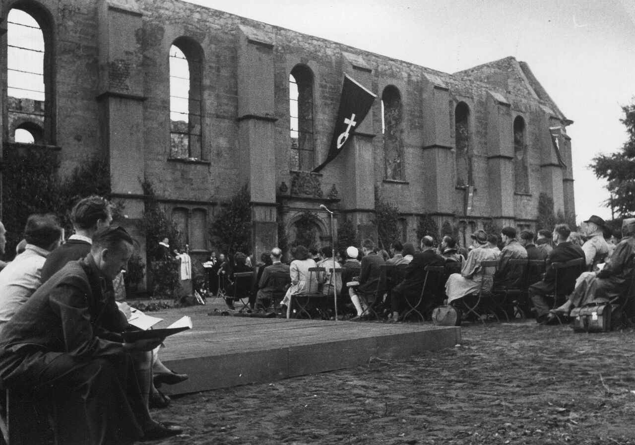 Memorial Service for the victims of war in all the world, held in the ruins of the Aegidienkirche during The LWF Second Assembly in Hanover, Germany.  Photo: LWF Archives