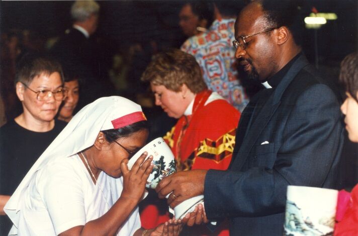 A woman takes communion during the LWF Nineth Assembly in Hong Kong, China.  Photo: LWF Archives