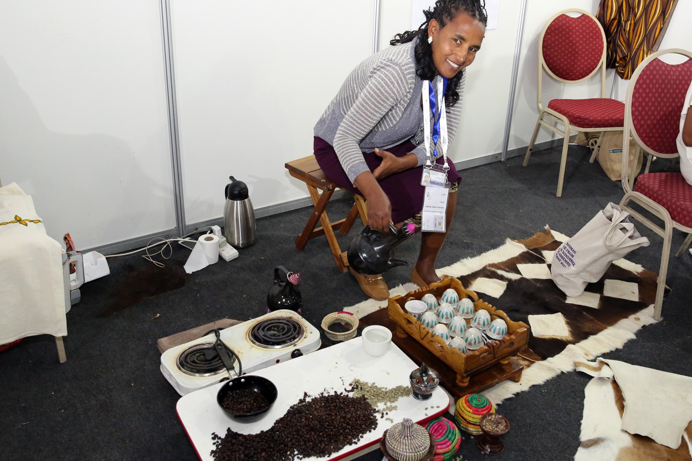 Elizabeth Fekadu Terfassa from Ethiopia presenting the traditional coffee ceremony. Photo: Dirk-Michael Grötzsch