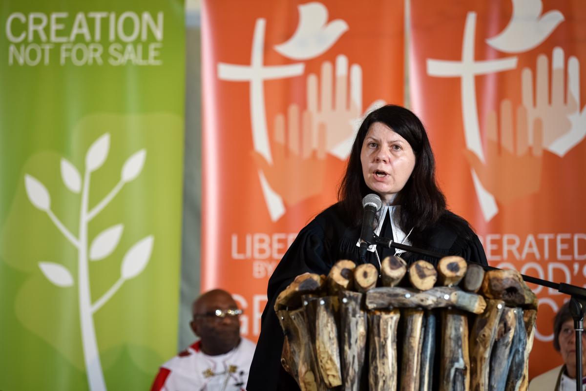 Rvda Dra Elena Bondarenko de la Iglesia Evangélica Luterana en Rusia Europea, predicando en el culto de apertura de la 12a Asamblea de la Federación Luterana Mundial el 10 de mayo de 2017 en Windhoek, Namibia. Photo: LWF/Albin Hillert