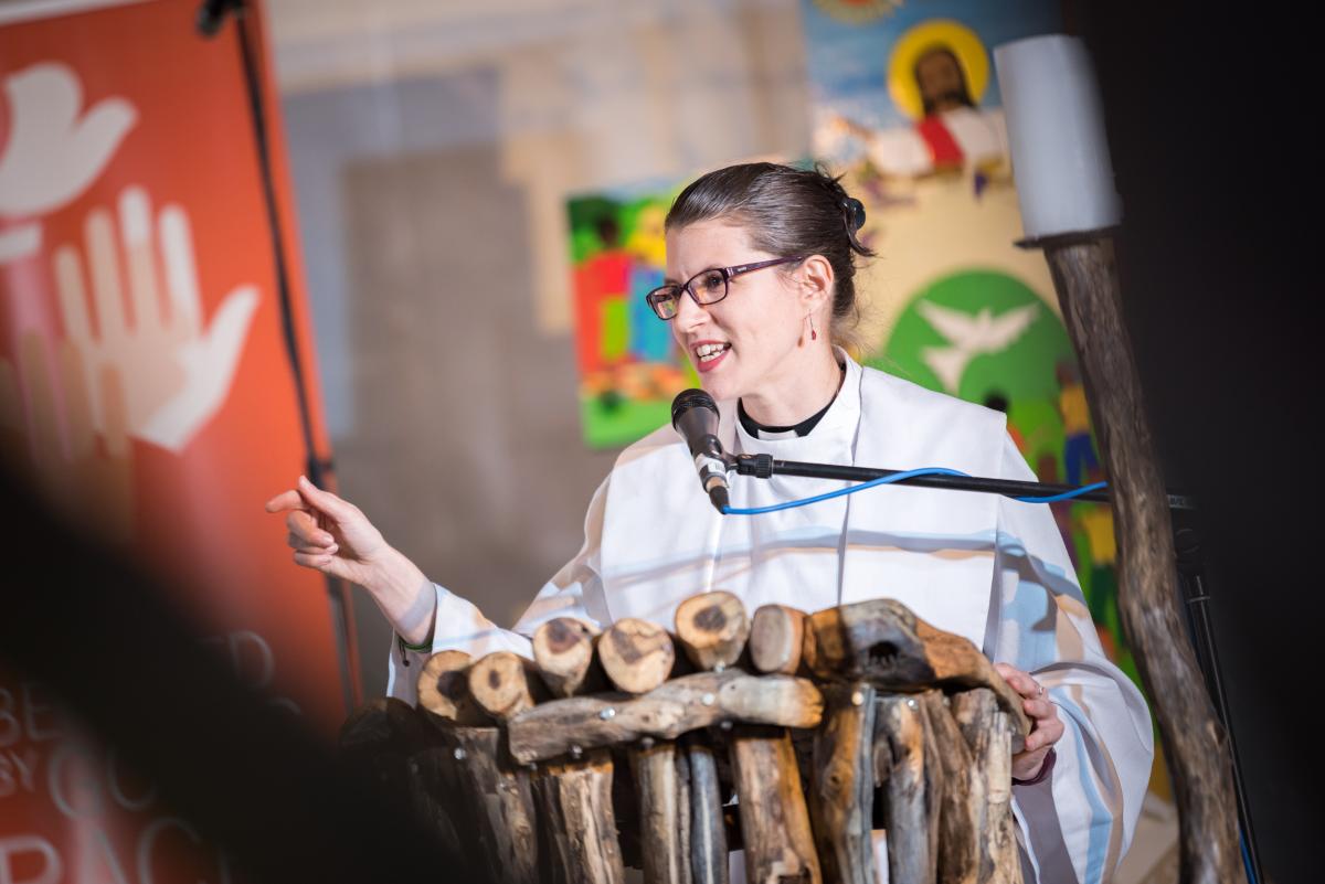 Pfarrerin Lydia Posselt von der Evangelisch-Lutherischen Kirche in Amerika predigt im Abschlussgottesdienst der Zwölften Vollversammlung des Lutherischen Weltbundes in Windhuk, Namibia. Foto: LWB/Albin Hillert