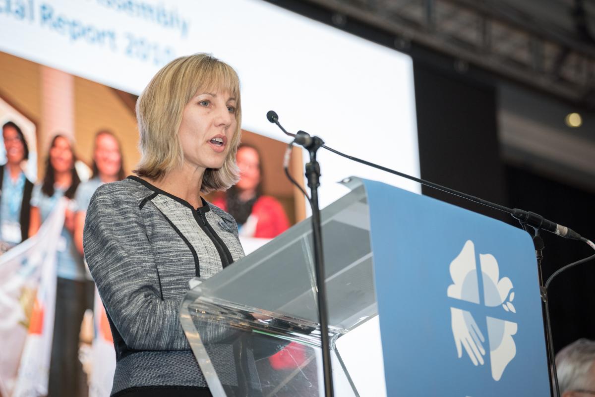 Christina Jackson-Skelton presentando el informe del Comité de Finanzas en la Duodécima Asamblea de la Federación Luterana Mundial. Foto: FLM/Albin Hillert