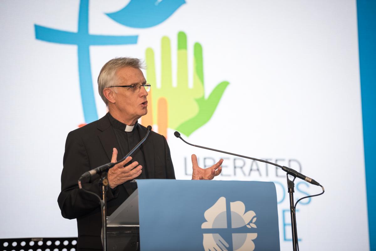 El Secretario General de la Federacíon Luterana Mundial (FLM) Rev. Dr. Martin Junge habla a los/as 800 participantes de las 145 iglesias miembro de la FLM en la Duodécima Asamblea.