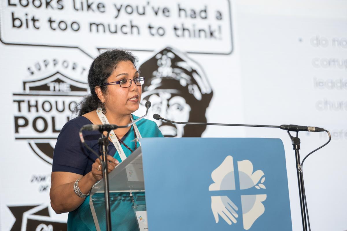 La théologienne indienne, Monica Melanchthon, analyse le sous-thème de l'Assemblée « Le salut n'est pas à vendre ». Photo : FLM/Albin Hillert