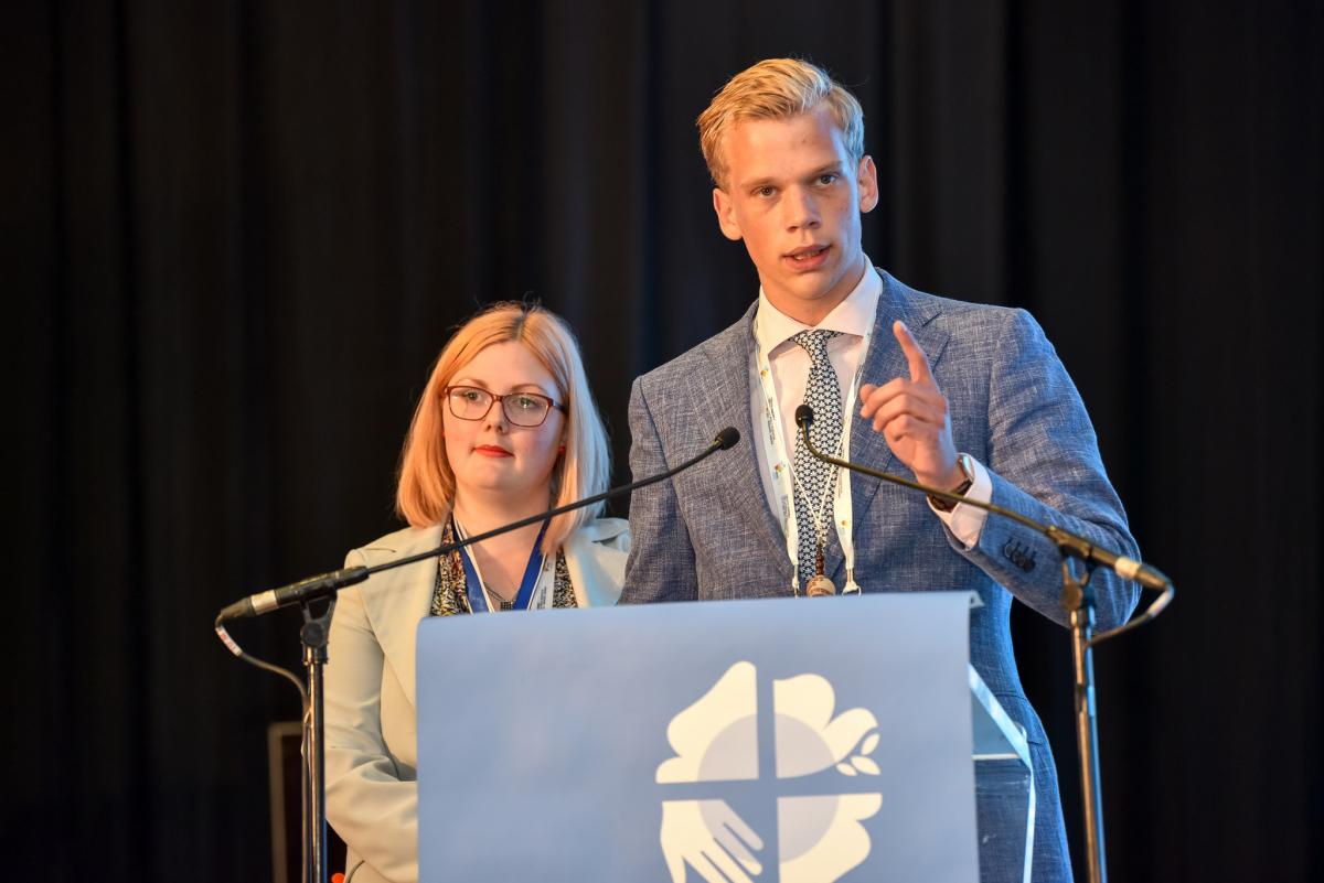 Sem Loggen präsentiert die Botschaft der LWB-Jugenddelegation auf der Vollversammlung. Foto: LWB/ Albin Hillert