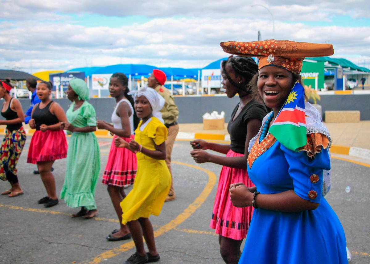 Des jeunes namibien-ne-s accueillent les délégué-e-s des jeunes de la FLM en Namibie. Photo : FLM/JC Valeriano