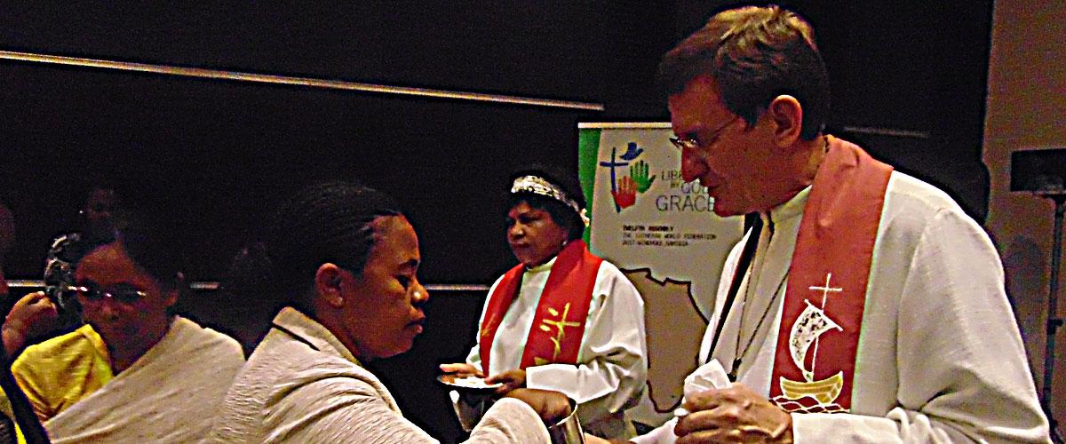 Bishop Müller administers communion. Photo: LWF