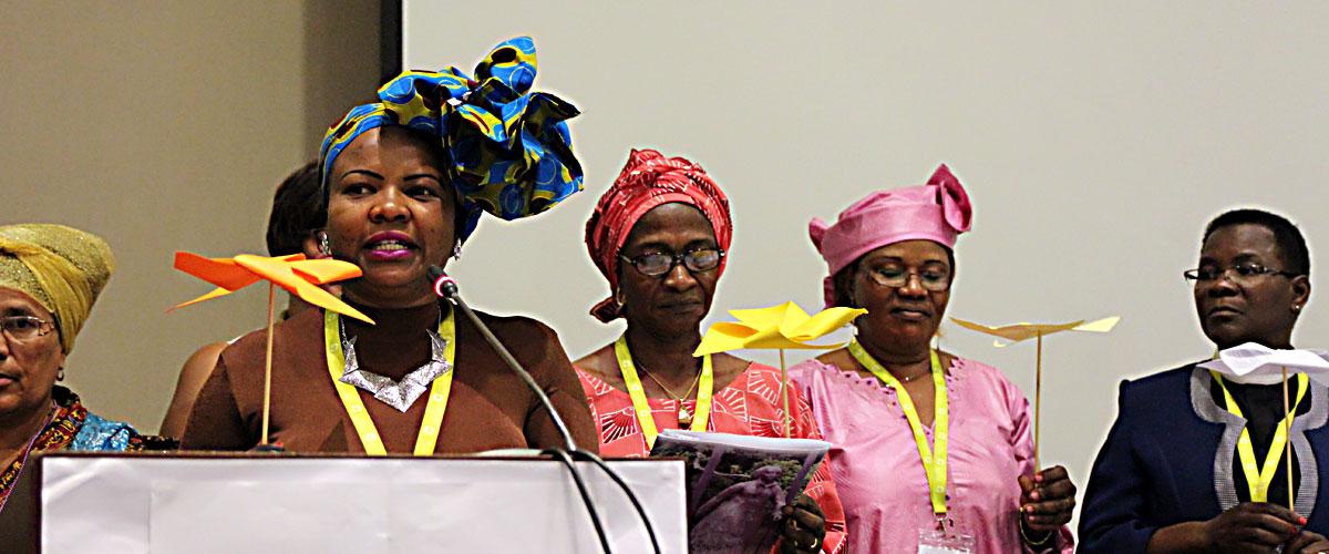 Auf der Konsultationsveranstaltung für Afrika präsentieren Frauen mit dem Symbol der vier Windmühlenflügel die Frauenbotschaft (v.l.n.r.): Faustina Manyangu (Evangelisch-Lutherische Kirche in Tansania), Ratsmitglied Titi Malik (Lutherische Kirche Christi in Nigeria) und Pfarrerin Dr. Jeannette Ada Maina (Evangelisch-Lutherische Kirche Kameruns). Foto: LWB/A. Weyermüller