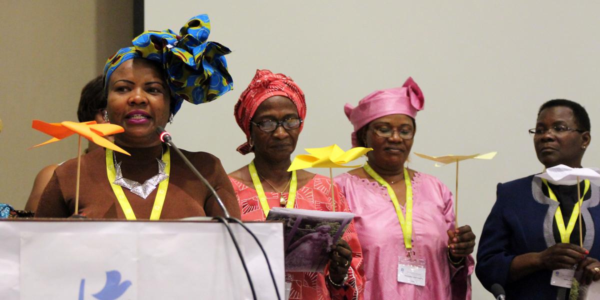 Auf der Vorbereitenden Konsultations für Afrika präsentieren Frauen mit dem Symbol der vier Windmühlenflügel die Frauenbotschaft (v.l.n.r.): Faustina Manyangu (Evangelisch-Lutherische Kirche in Tansania), Ratsmitglied Titi Malik (Lutherische Kirche Christi in Nigeria) und Pfarrerin Dr. Jeannette Ada Maina (Evangelisch-Lutherische Kirche Kameruns). Foto: LWB/A. Weyermüller