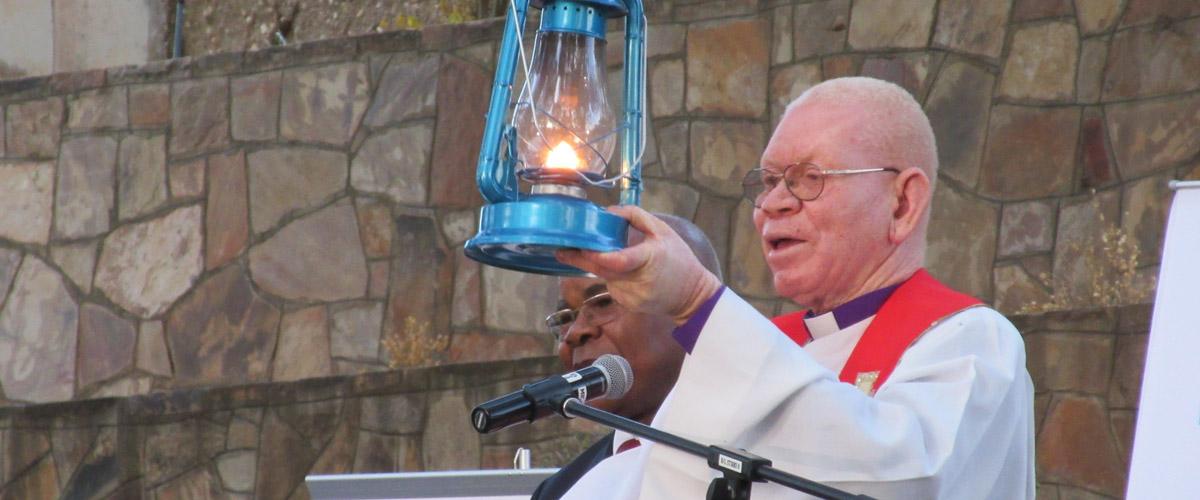 LWF Council member Bishop em. Dr Zephania Kameeta raised a lit latern, saying the “hot phase” of Assembly preparations had begun. Photo: DNK/LWB, F. Hübner