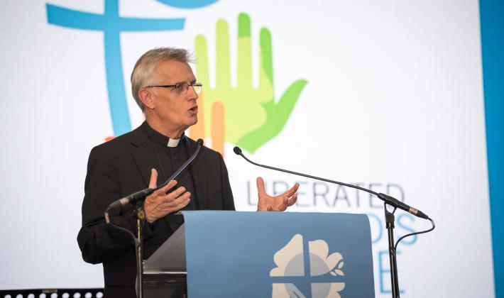 El Secretario General de la Federacíon Luterana Mundial (FLM) Rev. Dr. Martin Junge habla a los/as 800 participantes de las 145 iglesias miembro de la FLM en la Duodécima Asamblea.